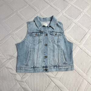 Old Navy Women's Light Wash Denim Jean Vest Size Large Sleeveless Trucker Jacket